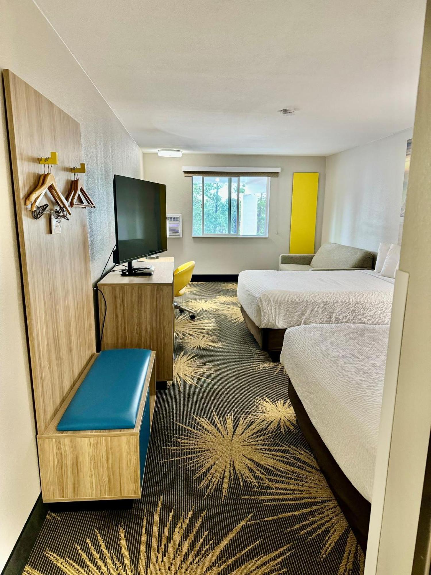 Deluxe Business Queen Room with Two Queen Beds - Non-Smoking